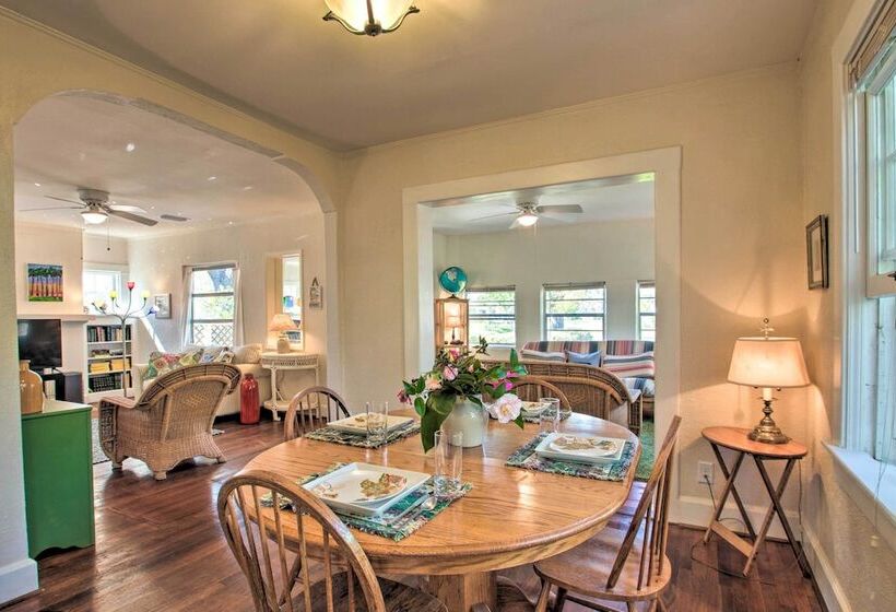 Colorful Pensacola Oasis: 1 Block To Bayview Park!