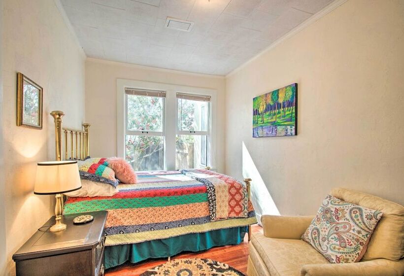 Colorful Pensacola Oasis: 1 Block To Bayview Park!