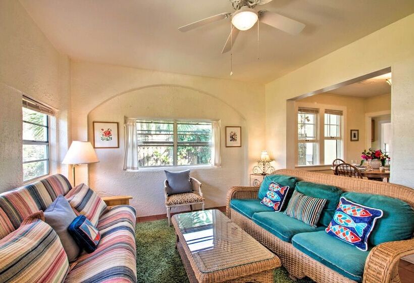 Colorful Pensacola Oasis: 1 Block To Bayview Park!