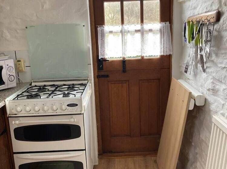 Cosy Stone Cottage On Llanllwni Mountain