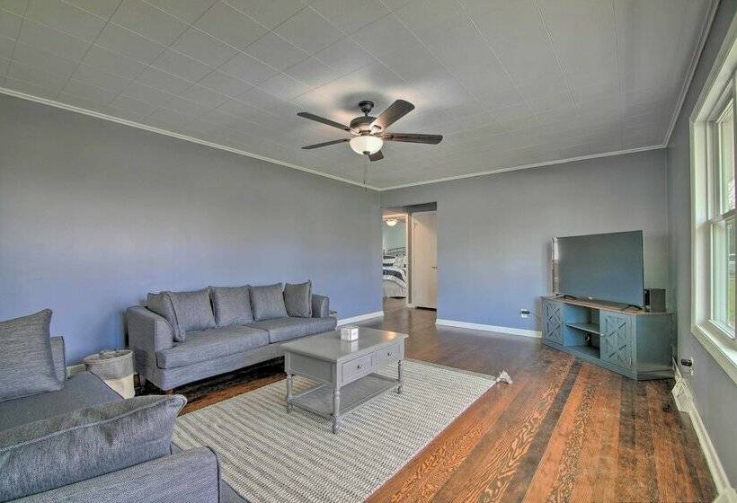 Cottage W/ Sunroom & Fire Pit, Walk To Lake!