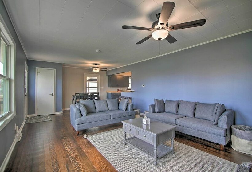 Cottage W/ Sunroom & Fire Pit, Walk To Lake!