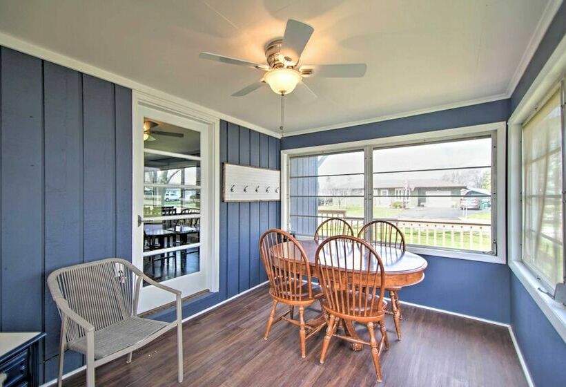 Cottage W/ Sunroom & Fire Pit, Walk To Lake!