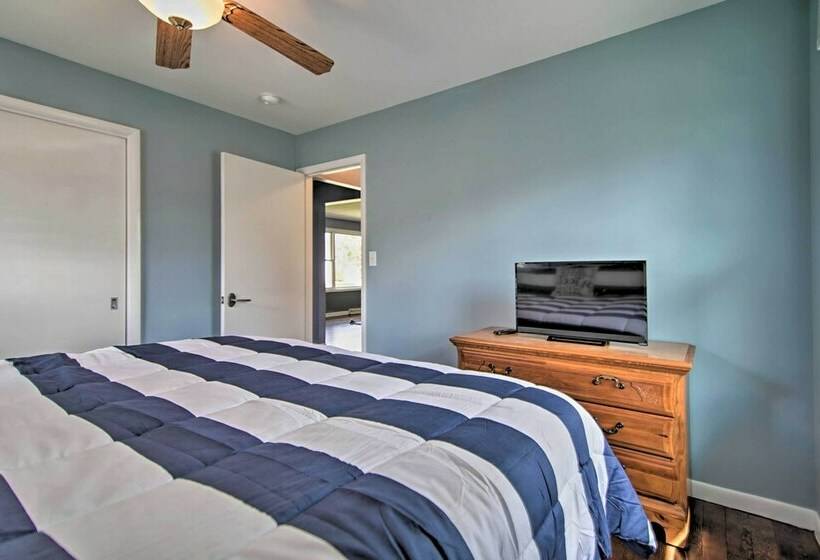 Cottage W/ Sunroom & Fire Pit, Walk To Lake!