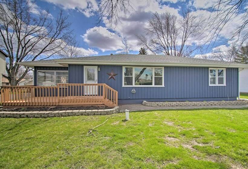 Cottage W/ Sunroom & Fire Pit, Walk To Lake!