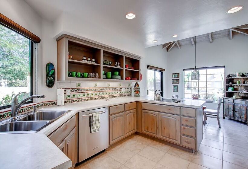 Country Club Home: 2br, 2 Ba + Den ~ 1 Mi To Golf!