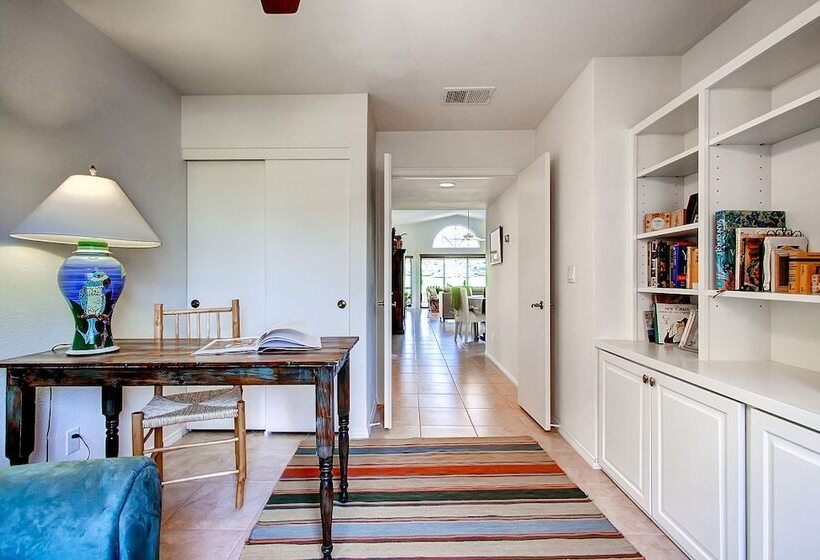 Country Club Home: 2br, 2 Ba + Den ~ 1 Mi To Golf!