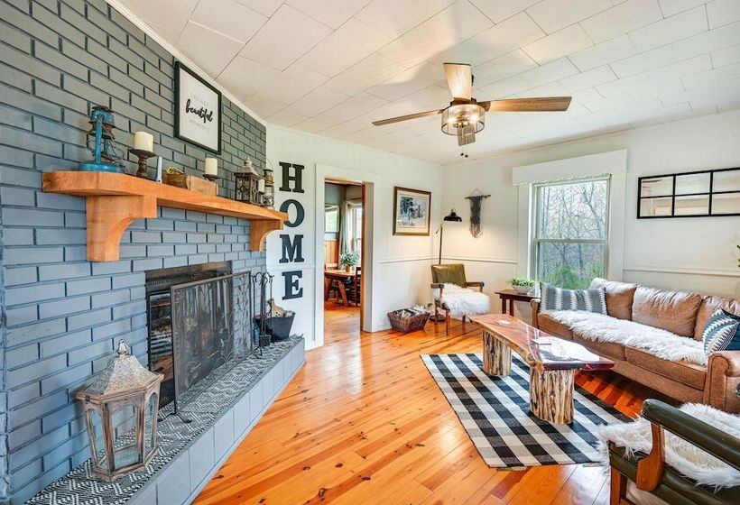 Country Escape: Log Cabin Near Kentucky Lake!