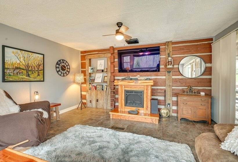 Country Escape: Log Cabin Near Kentucky Lake!