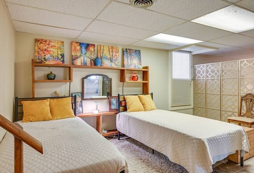 Country Escape: Log Cabin Near Kentucky Lake!