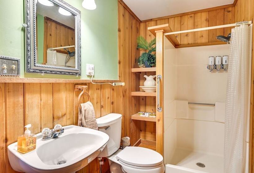 Country Escape: Log Cabin Near Kentucky Lake!