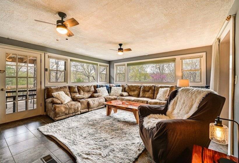 Country Escape: Log Cabin Near Kentucky Lake!