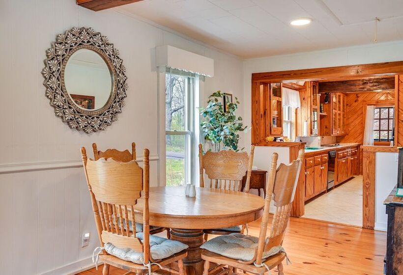 Country Escape: Log Cabin Near Kentucky Lake!