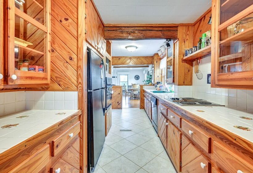 Country Escape: Log Cabin Near Kentucky Lake!