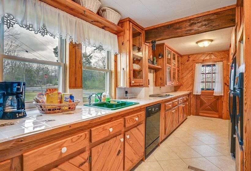 Country Escape: Log Cabin Near Kentucky Lake!