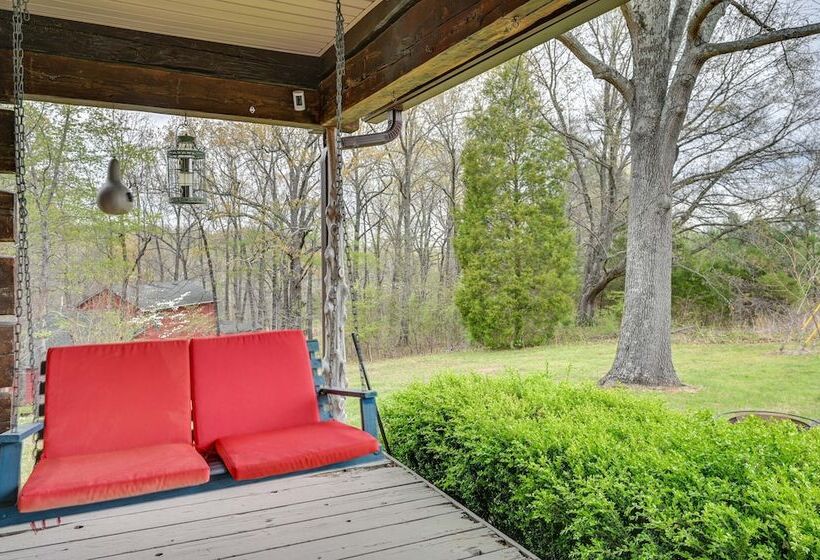 Country Escape: Log Cabin Near Kentucky Lake!