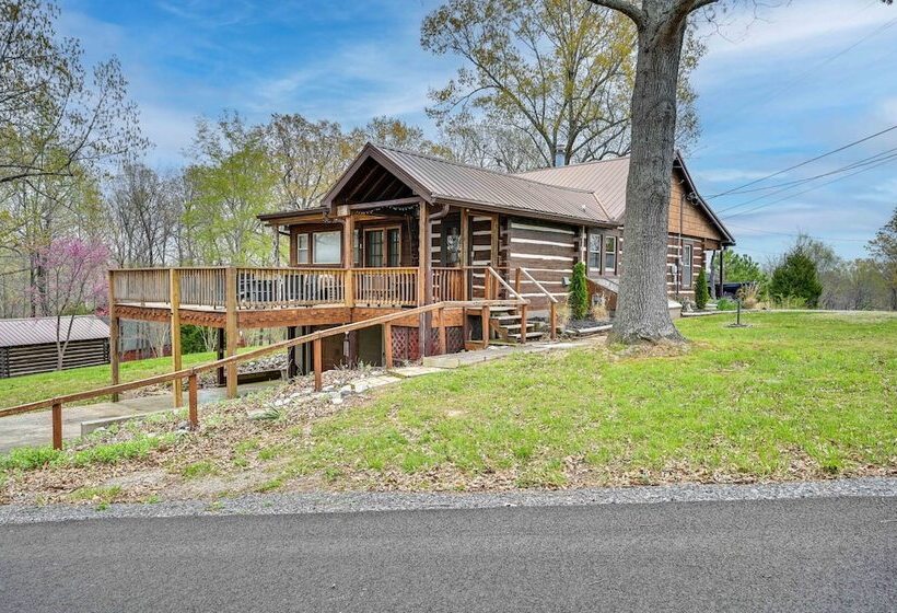 Country Escape: Log Cabin Near Kentucky Lake!
