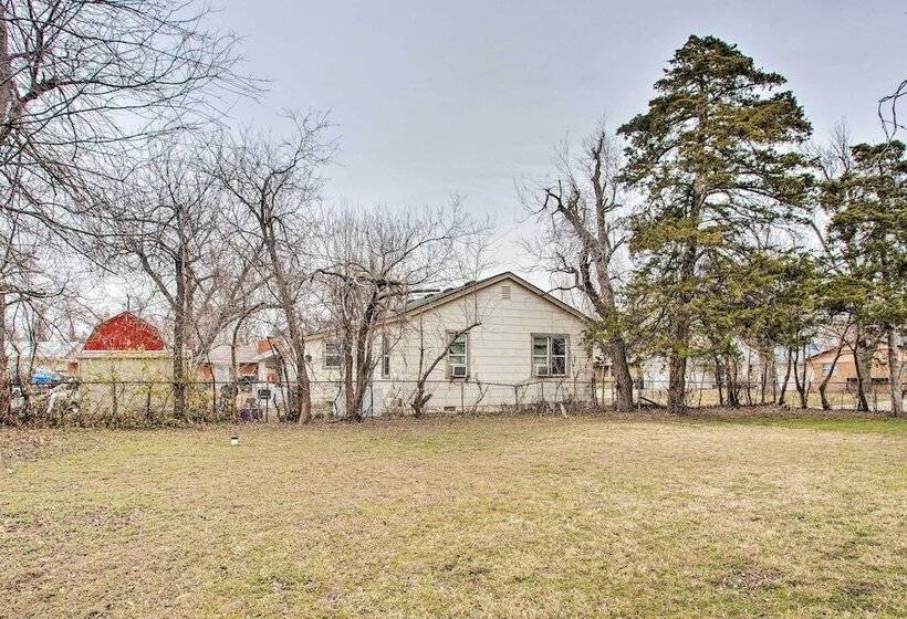 Cozy Bethany Vacation Home   Pets Welcome!