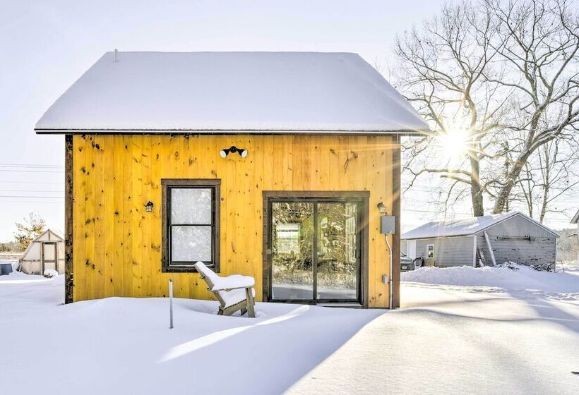 6 Mi To Stowe Mountain: Home W/ Yard!