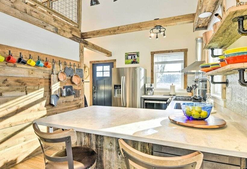 6 Mi To Stowe Mountain: Home W/ Yard!