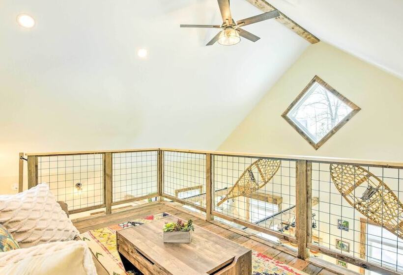 6 Mi To Stowe Mountain: Home W/ Yard!