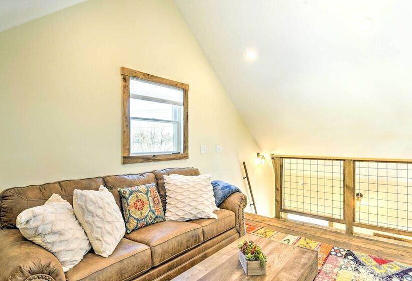 6 Mi To Stowe Mountain: Home W/ Yard!