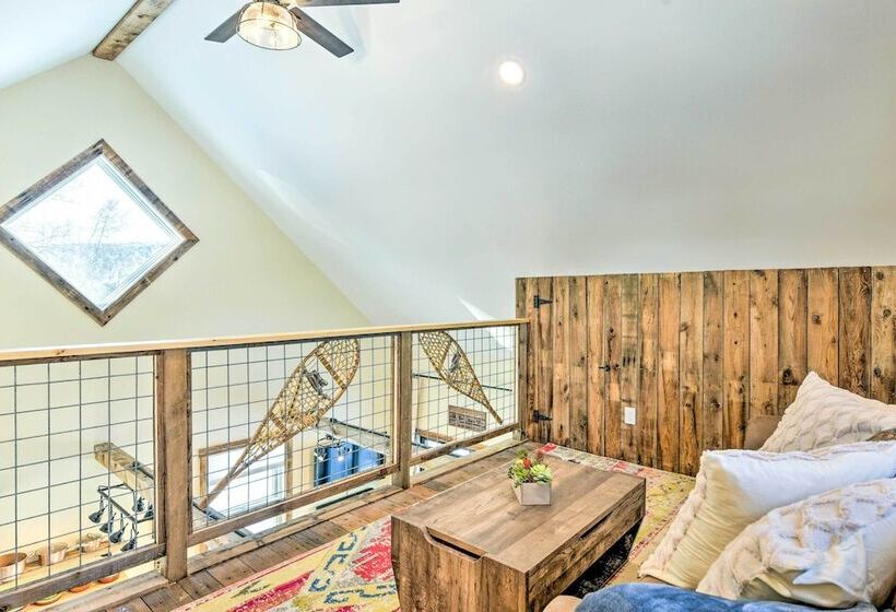 6 Mi To Stowe Mountain: Home W/ Yard!