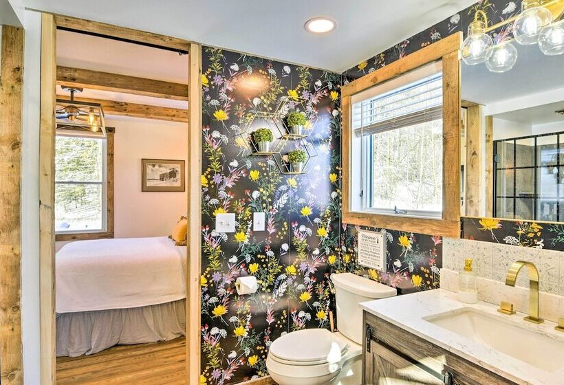 6 Mi To Stowe Mountain: Home W/ Yard!