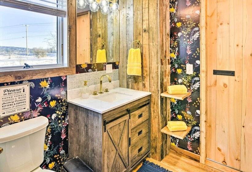 6 Mi To Stowe Mountain: Home W/ Yard!