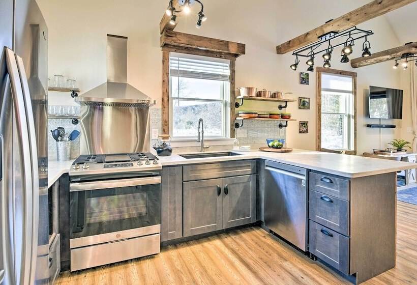 6 Mi To Stowe Mountain: Home W/ Yard!