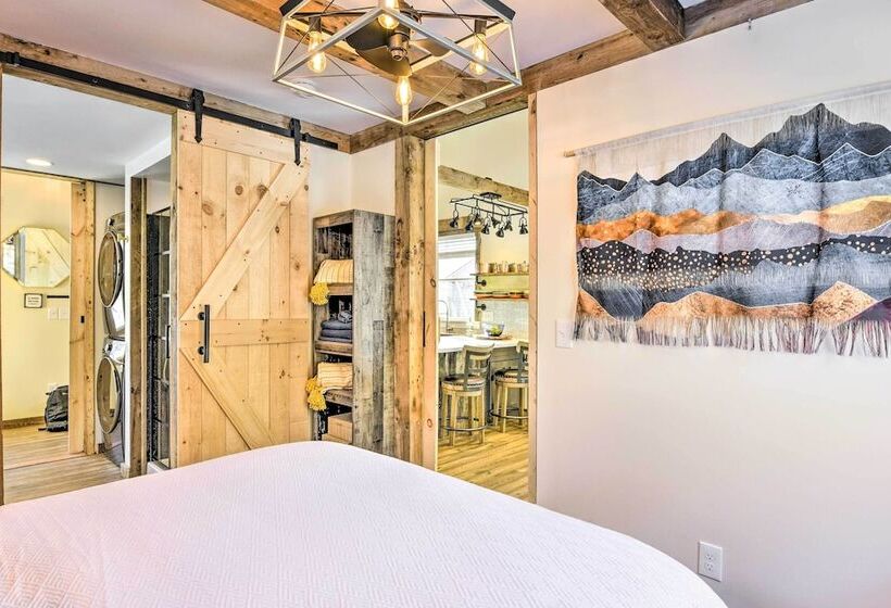 6 Mi To Stowe Mountain: Home W/ Yard!