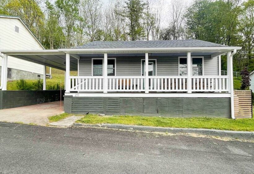 Cozy Fries Escape W/ Mountain & River Views!