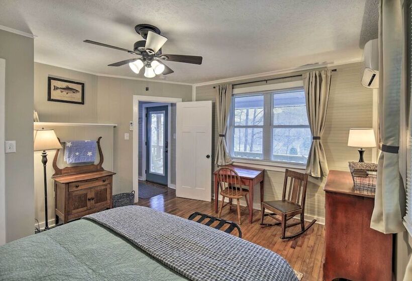 Cozy Fries Escape W/ Mountain & River Views!