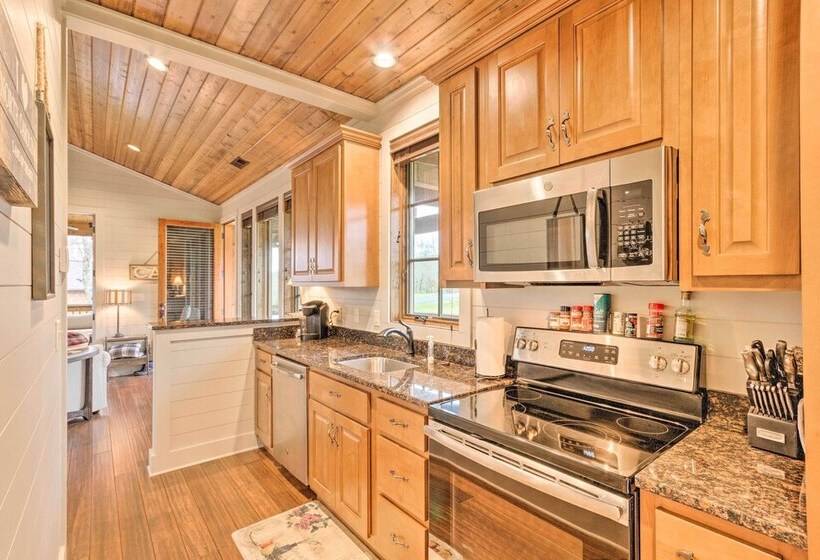 Putt Putt, Pickleball + Trails: Glenville Getaway