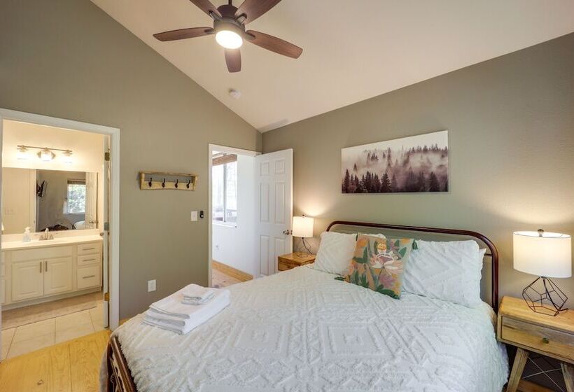 10 Mi To Sugar Mountain: Cozy Newland Cabin!