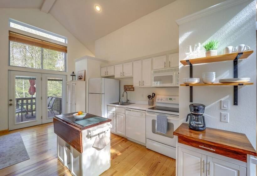 10 Mi To Sugar Mountain: Cozy Newland Cabin!