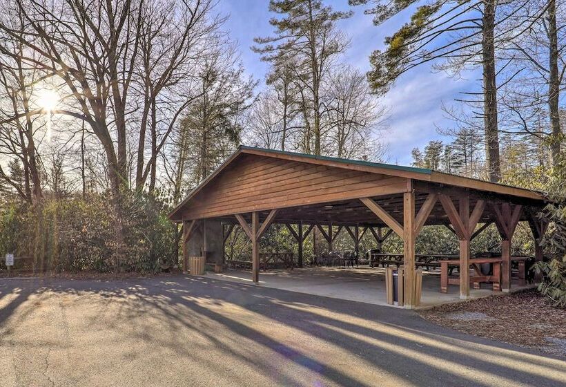 10 Mi To Sugar Mountain: Cozy Newland Cabin!