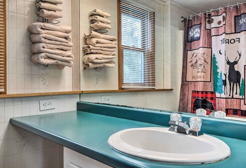 Cozy Franconia Cottage W/ Community Pool & Hot Tub