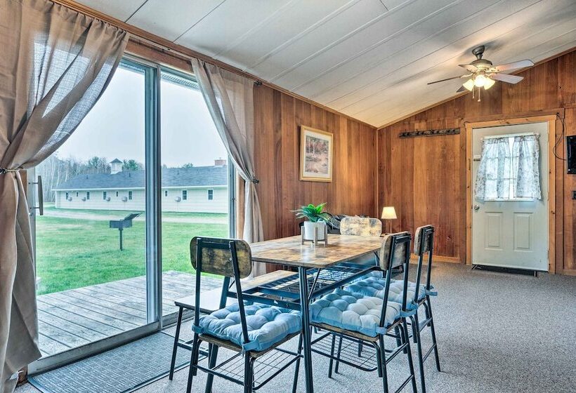 Cozy Franconia Cottage W/ Community Pool & Hot Tub