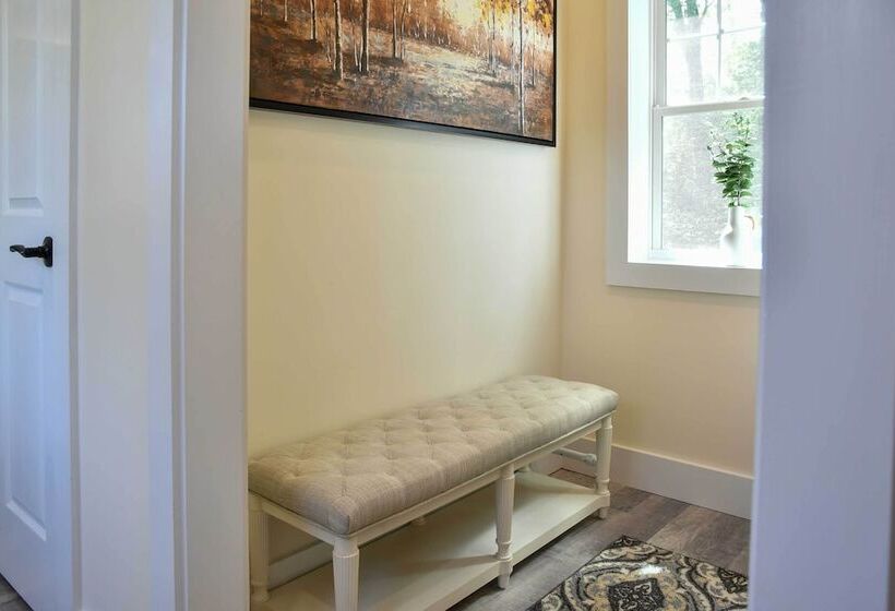 Cozy Vermont Escape   Near Golfing & Skiing!