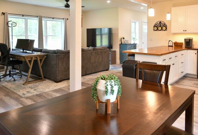 Cozy Vermont Escape   Near Golfing & Skiing!