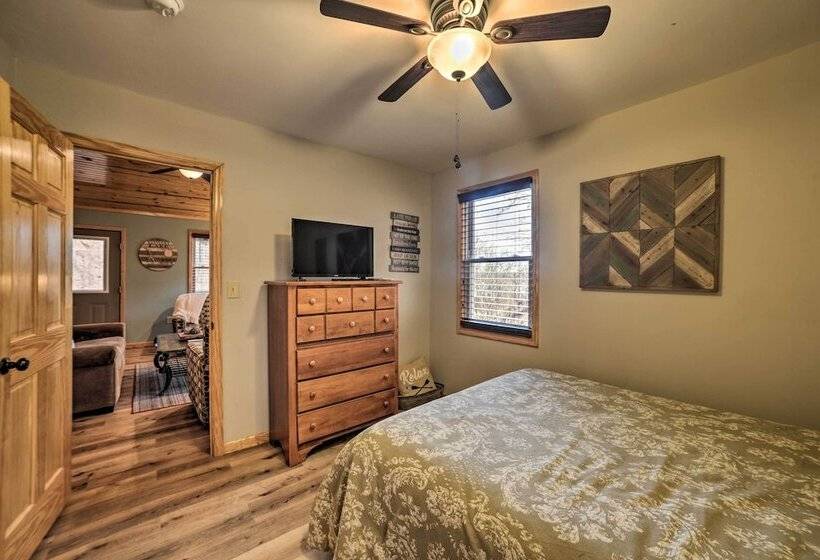 Cozy Waverly Cabin W/ Fireplace & Deck!