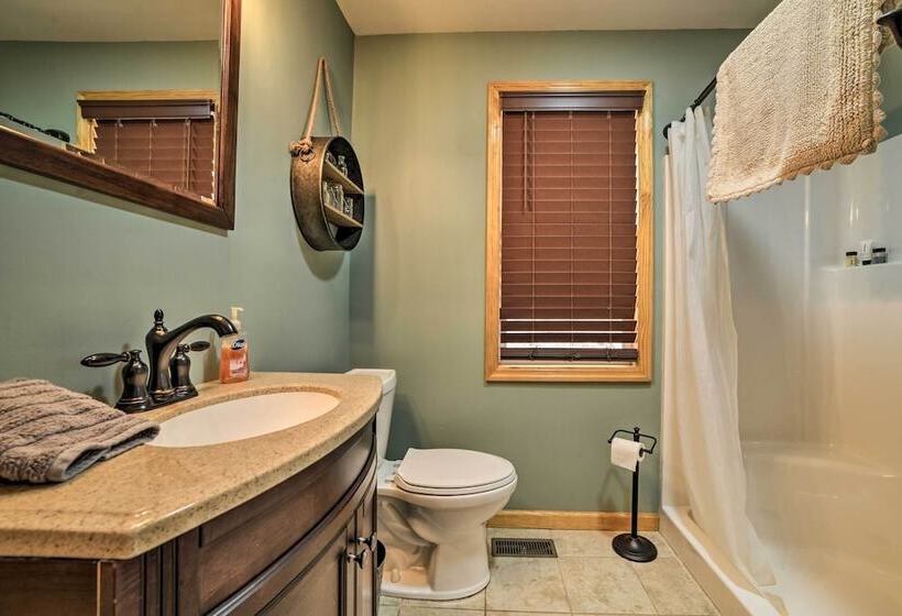 Cozy Waverly Cabin W/ Fireplace & Deck!