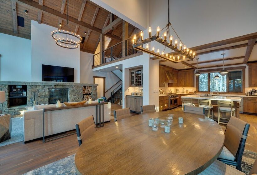 Custom Ski In/out Chalet With Hot Tub & Wet Bars!