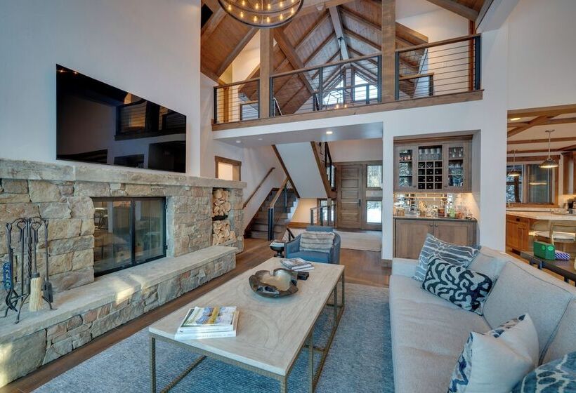 Custom Ski In/out Chalet With Hot Tub & Wet Bars!