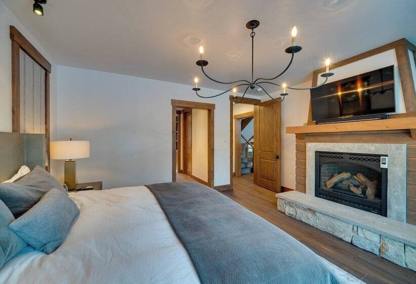 Custom Ski In/out Chalet With Hot Tub & Wet Bars!