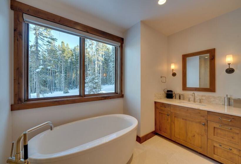 Custom Ski In/out Chalet With Hot Tub & Wet Bars!