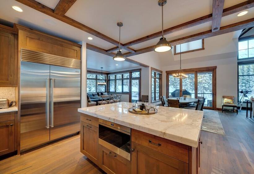 Custom Ski In/out Chalet With Hot Tub & Wet Bars!