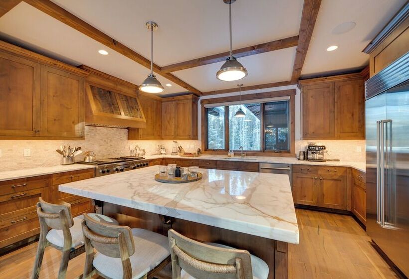 Custom Ski In/out Chalet With Hot Tub & Wet Bars!