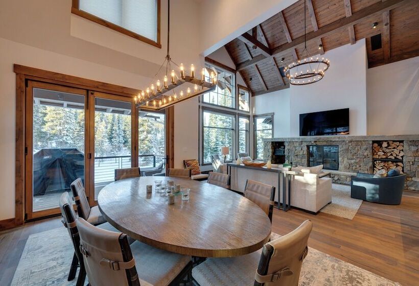 Custom Ski In/out Chalet With Hot Tub & Wet Bars!